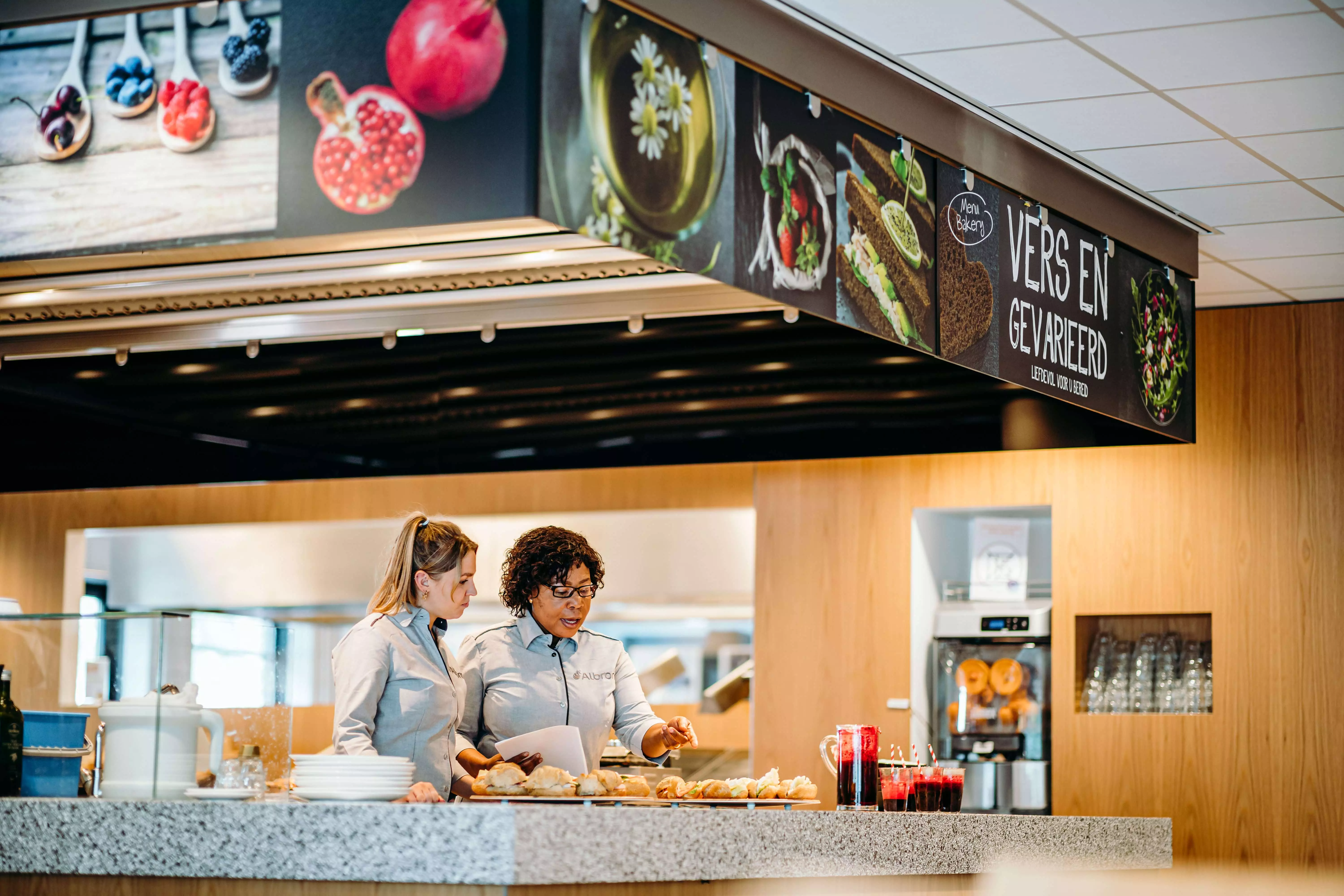 Samenwerken met verschillende collega's - Albron bedrijfsrestaurant
