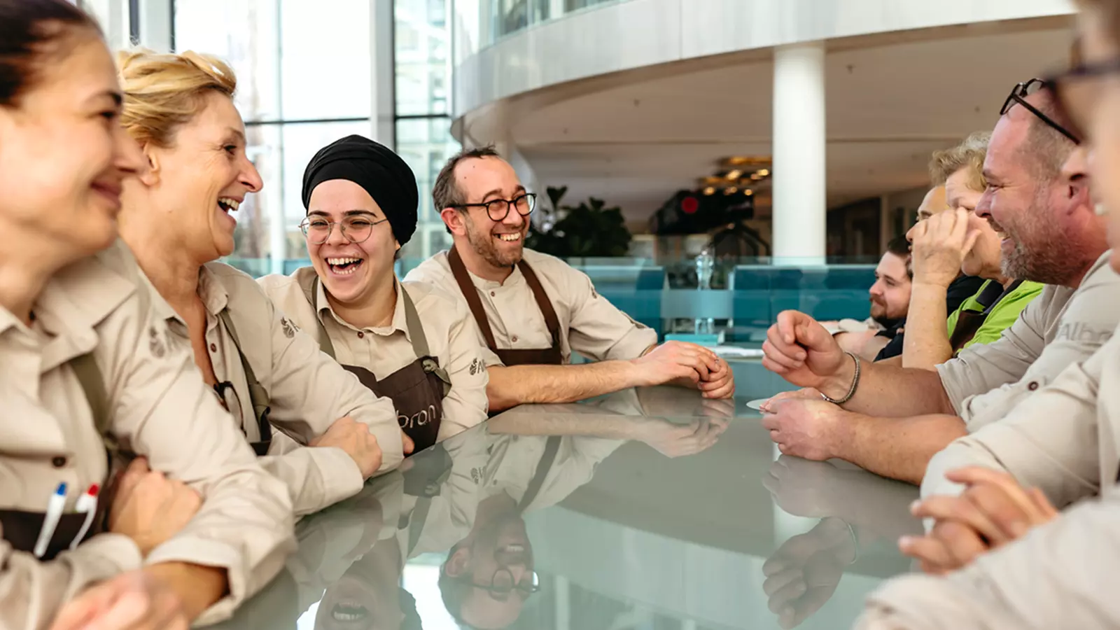 Medewerker met een glimlach op het gezicht tijdens werkzaamheden bij Albron, een inclusieve werkgever die participatiebanen aanbiedt