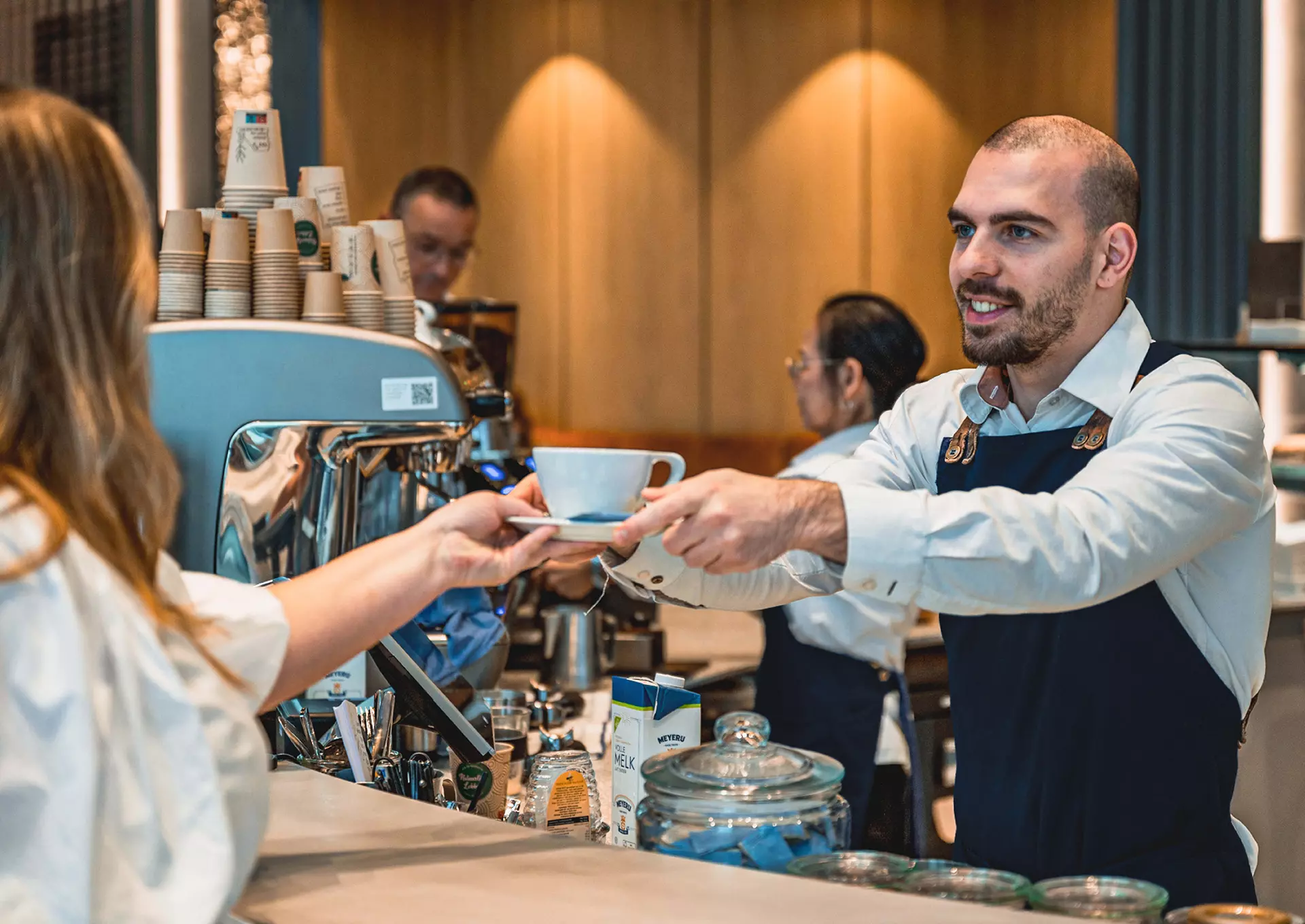 Barista in een kantoorpand bedrijfsrestaurant