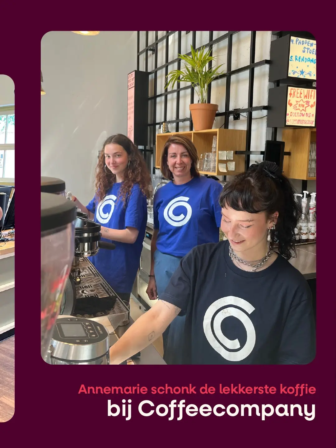 Barista bij Coffeecompany zijn aan het werk achter bij de koffiemachine Barista bij Coffeecompany zijn aan het werk achter bij de koffiemachine