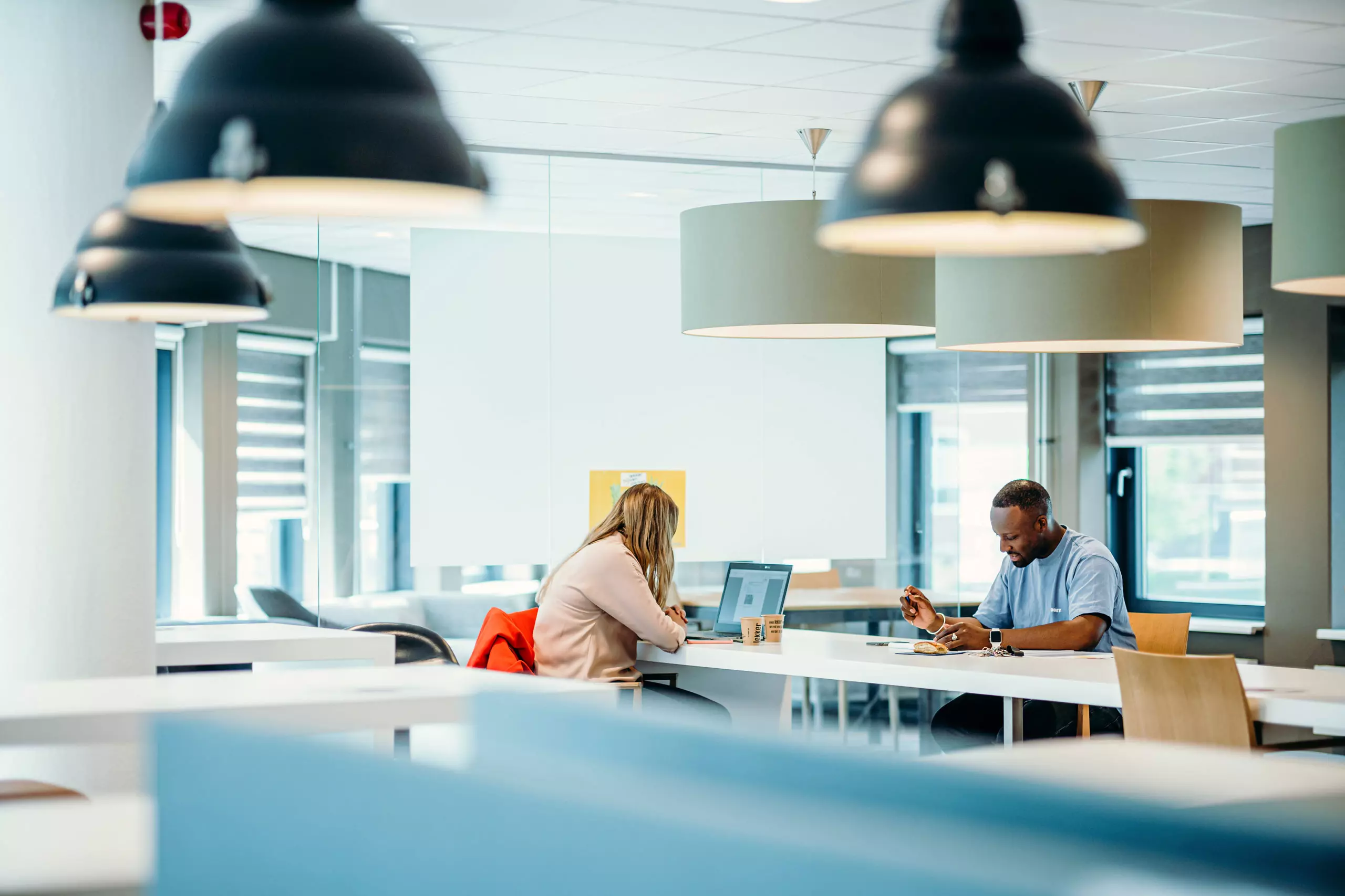 Kantoor Albron werkende mensen aan tafel