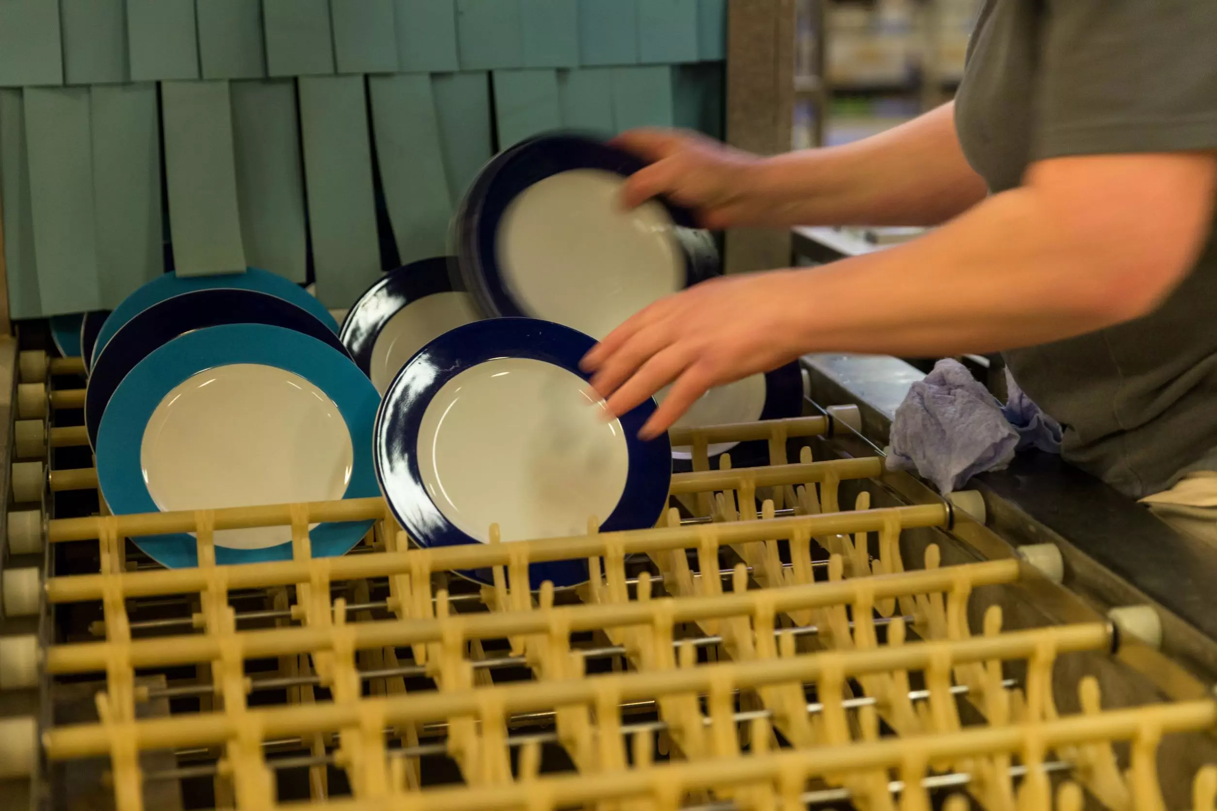 Afwassen van borden en bestek - Albron bedrijfsrestaurant 