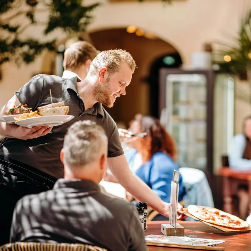 Werken in de bediening in het restaurant Albron Center Parcs