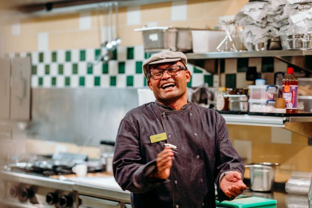 Lachende medewerker keuken kok, ALbron Center parcs horeca