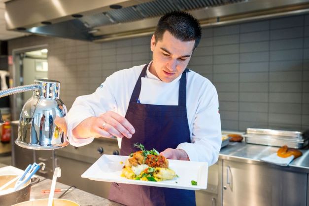 Kok in keuken bedrijfsrestaurant Albron stage