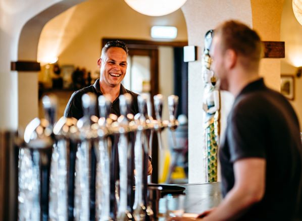 Leidinggevende bij bar werken in de horeca op Center Parcs bij Albron